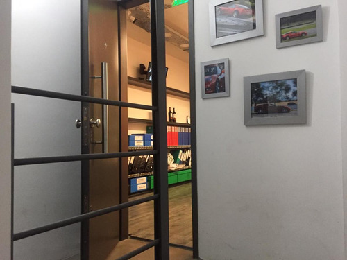 Imagen 23 de 30 de Depósito Con Oficinas Y Ph Para Coleccionistas De Autos