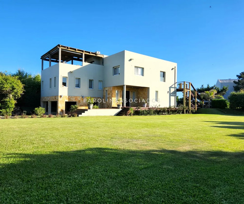 Casa En Venta De 3 Dormitorios En Tío Tom, Punta Ballena.