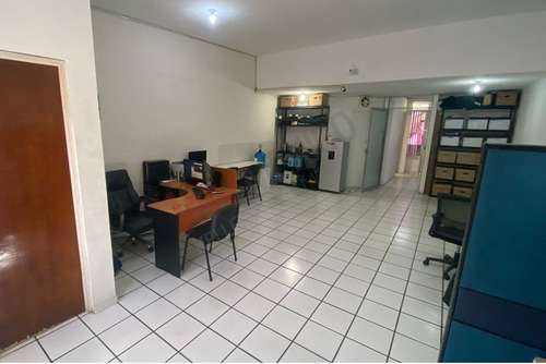 Local En Venta De 60.75 M² En Fovissste Playa Azul: Ideal Para Oficina Con Estacionamiento