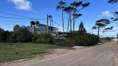 Hermoso Terreno En Montoya La Barra, Excelente Entorno De Casas, A 2 Cuadras Del Mar