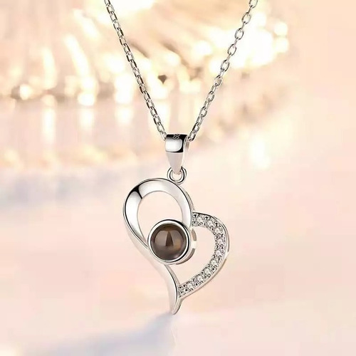 Imagen 4 de 5 de Collar Corazon Chic Te Amo En 100 Idiomas Plateado / Todojoy