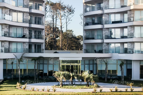 Venta Apartamento 2 Dormitorios. Playa Mansa, Punta Del Este.