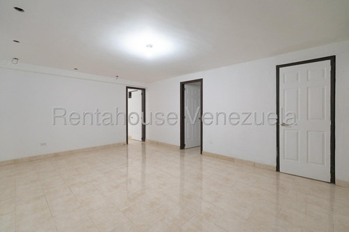 Hermosa Casa De 3 Niveles Que Brinda Tranquilidad Y Confort En Venta Ubicada En El Alto Hatillo 25-8567