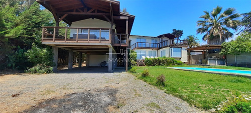 Casa En Venta De 7 Dorm. En Los Vilos