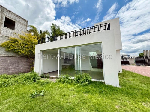 Santa Rosa Jauregui - Casa, Cuarto De Servicio, Sala De Tv, 3 Recámaras. Venta