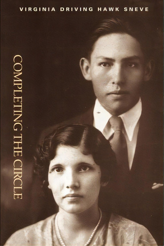 Completing The Circle, De Virginia Driving Hawk Sneve. Editorial University Nebraska Press, Tapa Blanda En Inglés