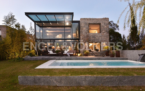 Venta Con Renta: Moderna Casa De Piedra Y Vidrio En Lomas Id 5297
