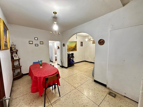 Catia. Edificio - Casa De Tres Niveles En Venta De 400m2