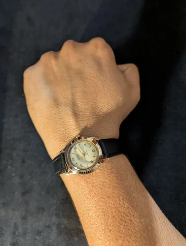 Reloj haste dama dorado sale