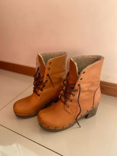 Cubre Botas con Hebillas Símil Piel en 2 Colores Surtidos