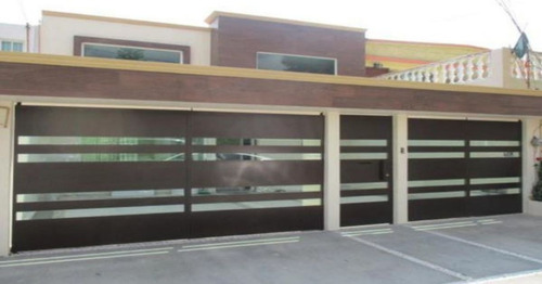 Casa De Dos Niveles Con Amplio Estacionamiento Frontal. Ce Encuentra Dentro De Una Privada Con Acceso Controlado Las 24hrs. Se Encuentra Muy Bien Ubicada Cerca De Calzada De Las Bombas Y Avenida C