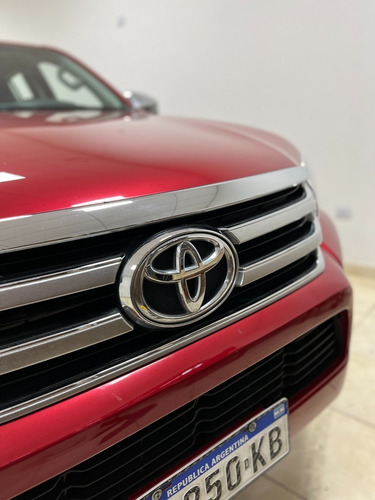 Imagen 5 de 17 de Toyota Hilux 2.8 Cd Srv 177 Cv 4x4 At