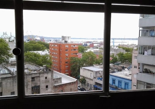 Vendo Con Renta, Amplio Apartamento De 1 Dormitorio Y Terraza Lavadero, Con Vista A La Bahía Y Cerro De Montevideo, Calefacción Central Y Portería Las 24 Horas, Zona Aguada.