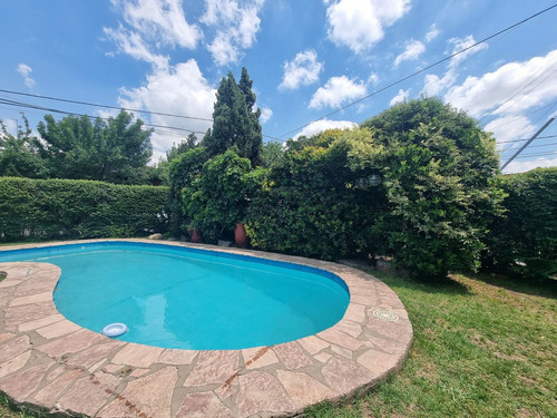 Casa En Venta 4 Amb Con Jardín Y Pileta. Padua