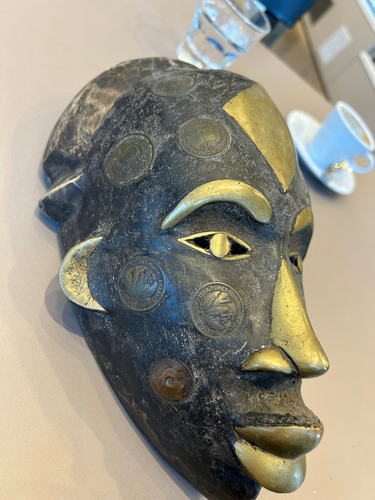 Máscara Africana De Camerún En Madera Moneda Y Bronce Marrón Y Dorado (Usado)