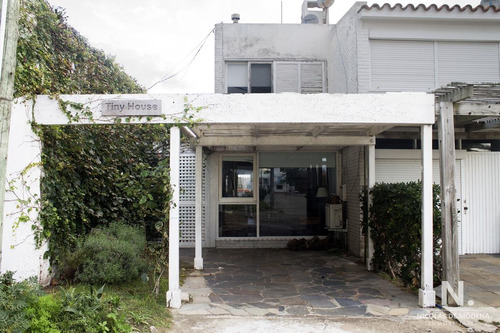 Casa De 2 Dormitorios En Venta En Zona Puerto De Punta Del Este.