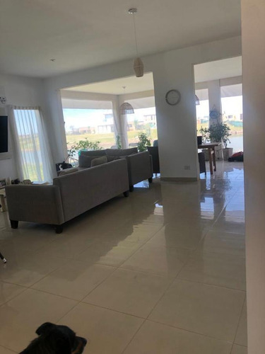 Imagen 9 de 23 de Venta De Casa De 6 Ambientes Con 2 Cocheras En San Sebastián, Escobar.