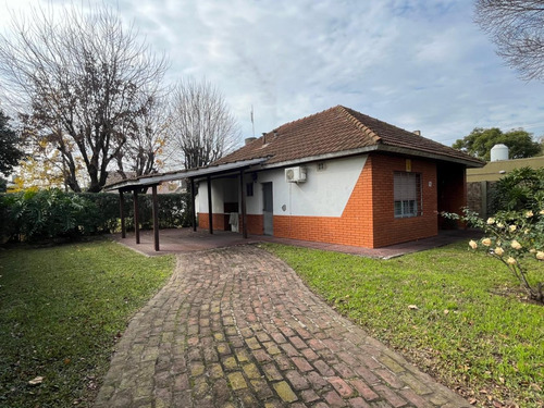 Excelente Chalet De Dos Dorm. Sobre Amplio Lote