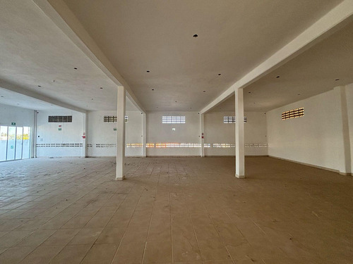Renta De Local Comercial En Av. Principal En Planta Alta
