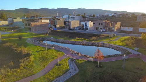 Casa En Zona Segura Con Estudio, Terraza Y 3 Recámaras: Club De Golf Zirándaro