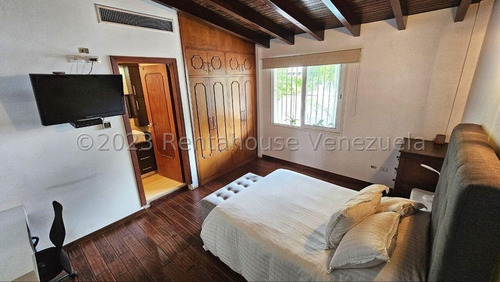 Casa En Venta En La Trinidad Remodelada En Calle Cerrada 25-5053 Jc