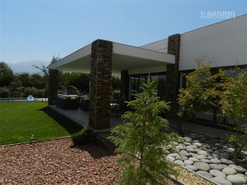 Casa En Venta De 5 Dormitorios En Colina