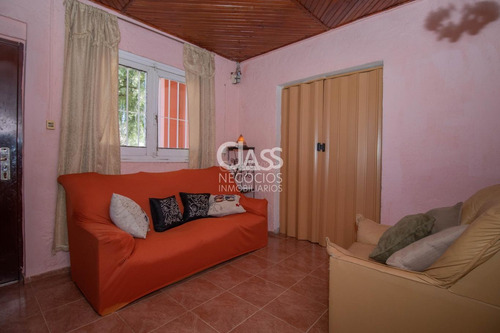 Venta Casa En Las Piedras, 2 Dormitorios, Gran Terreno.