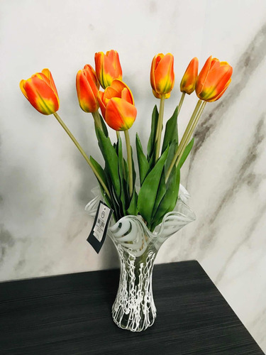 Imagen 1 de 6 de Flores Artificiales Tulipan Con Florero Moderno De Vidrio