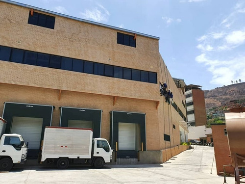 Venta Galpon Industrial A Estrenar En La Av Ppal La Yaguara