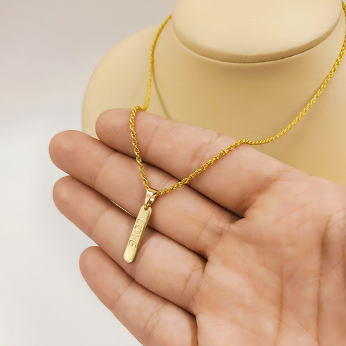 Collar discreto con colgante de amor chapado en oro para mujer