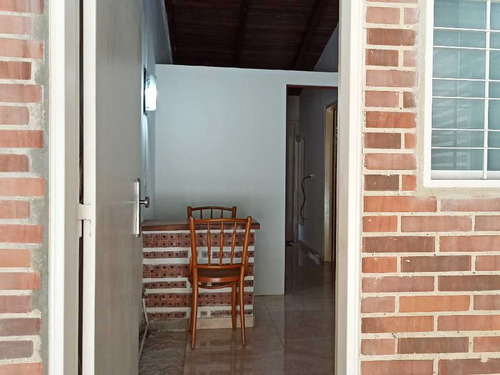 Townhouse Casa En Venta En Loma Linda. Posee Terraza Con Vista