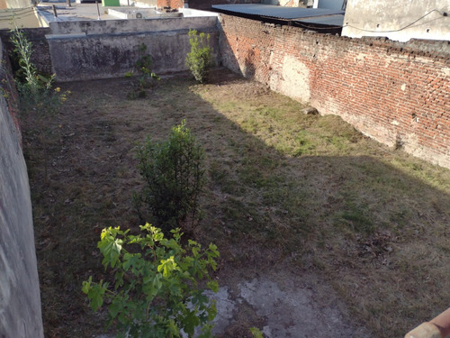 Terreno Sobre Calle Capurro, Con Mejoras.