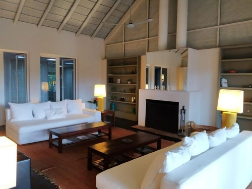 Espectacular Casa A Metros Del Puente De La Barra