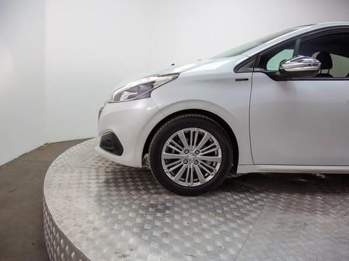 Peugeot 208 1.2 Signature Puretech 4x2 82 Mt5 5p 2021