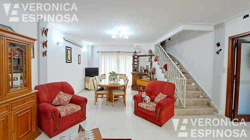 Casa En Venta En Villa Luzuriaga, 5 Ambientes