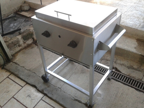 Asador De Gas Con Piedra Volcánica Con Tapa Y Llantas.