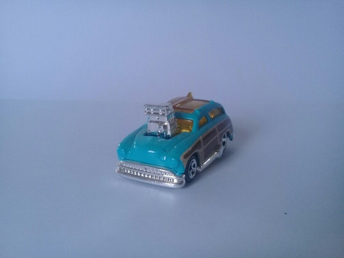 Hot Wheels Surf N Turf 2016 Celeste Café (Usado)