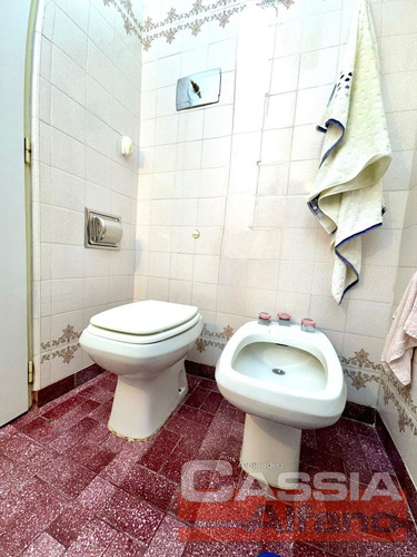 Chalet En Dos Plantas Amplio Lote Con 3 Dormit. Y Servicios, Quincho, Fondo Libre