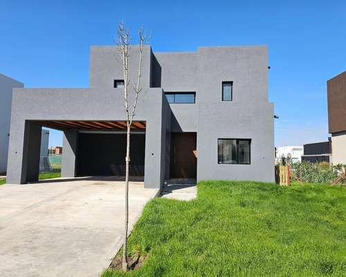 Casa  En Venta Ubicado En Carpinchos, Nordelta, Tigre