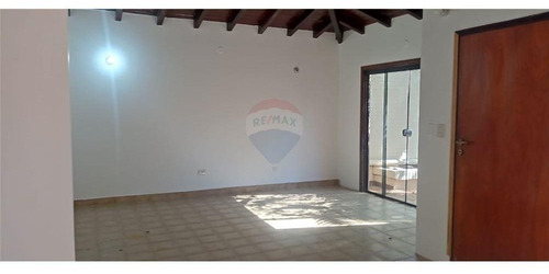 Vendo Casa En Pleno Centro De Encarnación: 6 Habitaciones Y 3 Baños.