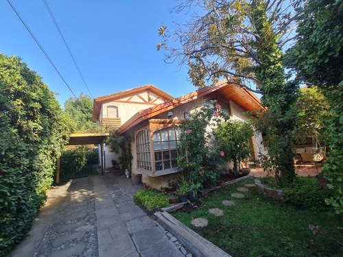 Se Vende Casa A Cuadras De Metro Los Dominicos.