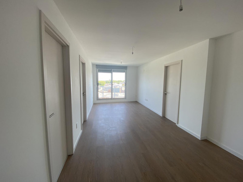 Apartamento Al Frente, 2 Dormitorios, Terraza Y Garage. Zona Tres Cruces!!!