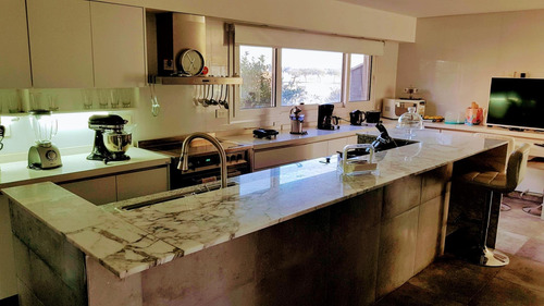 Imagen 15 de 25 de Moderna Casa En Venta Con Pileta Sobre El Golf, El Canton