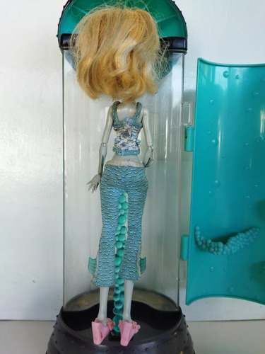 Monster High Lagoona Blue Dead Tired Doll & Hydration Cama (Usado)