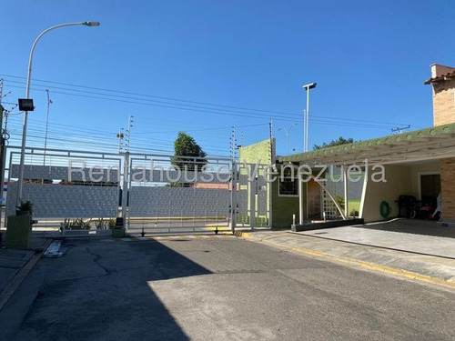 Jip 25-16345. Rentahouse Vende Hermoso Townhouse De 110 Mts2, 4 Hab, 3 Salas De Baños, 2 P/e, Parque Infantil, Areas Deportivas. En Urb. Karol Home Ii. La Morita.