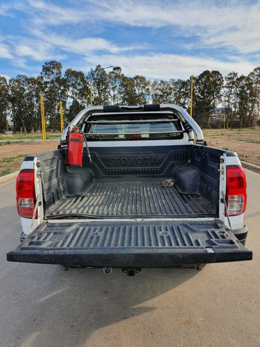 Imagen 4 de 13 de Toyota Hilux 2016 2.4 Cd Dx 150cv 4x2