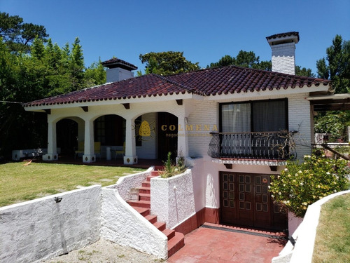 Casa En Venta En Barrio Cantegril- Ref: 2551
