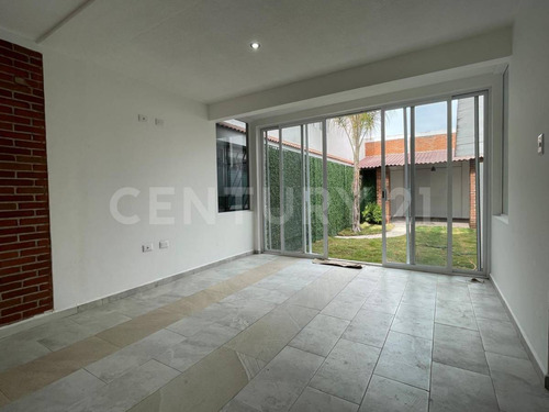 Venta De Casa, 3 Recamaras Con Closet, 3 Baños, Amplio Jardín Con Terraza