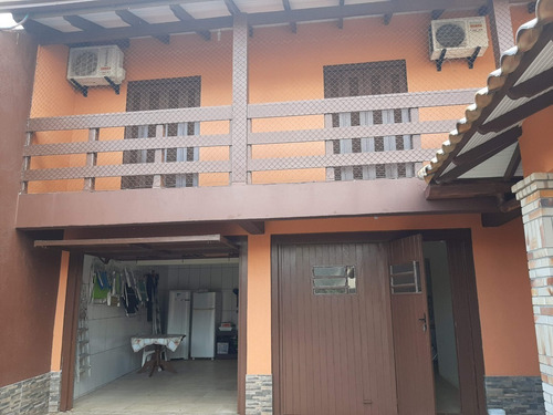 Oportunidade Temporária - Casa + 2 Aptos(310 M²) E Terreno 25 X 25 No Coração De Tramandaí-rs!!! --- Uso Residencial E/ou Comercial. São 6 Quartos (2 Suítes), 5 Banheiros