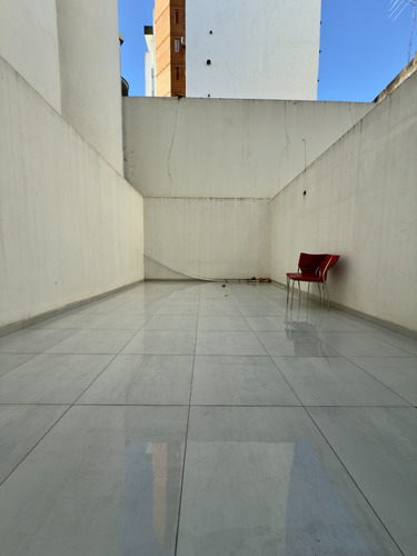 Local En Alquiler, Frente, Vidriado, Patio, Baño, 2 Plantas